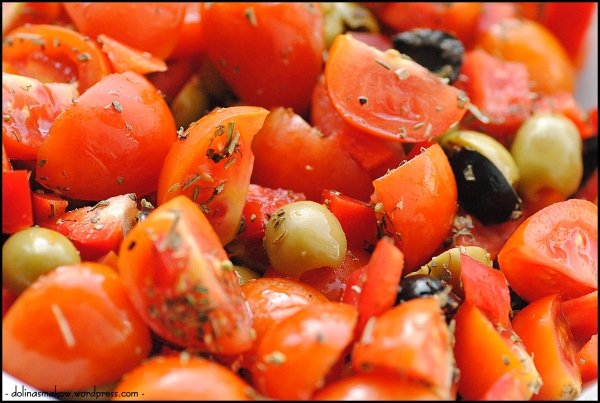 Sałatka z pomidorkami i oliwkami